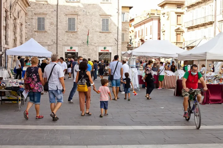 Cidadanias italianas em 2023: Foto de pessoas passeando em uma feira de rua em Roma