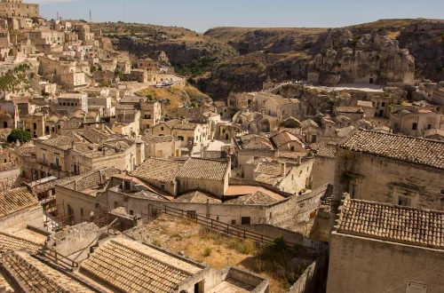 Descubra a história das cidades subterrâneas italianas — de Matera a Roma, de Nápoles às catacumbas — e o que se esconde sob o solo italiano.