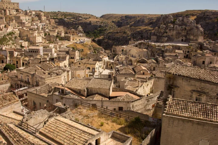 Descubra a história das cidades subterrâneas italianas — de Matera a Roma, de Nápoles às catacumbas — e o que se esconde sob o solo italiano.