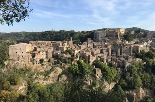 Conheça a civilização etrusca, seus mistérios genéticos, engenharia urbana e arte funerária preservada na Toscana, Úmbria e Lácio.