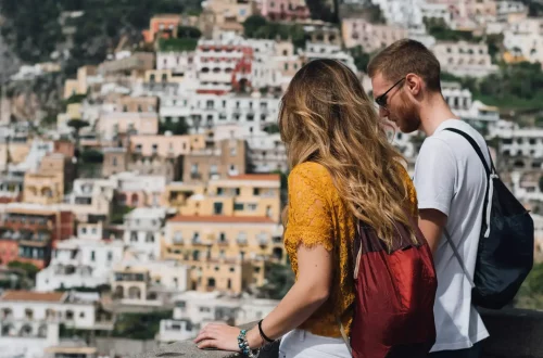Imagem de um casal em uma cidade italiana