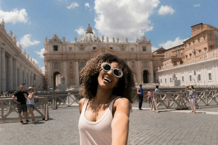 Imagem de uma mulher sorrindo na Itália