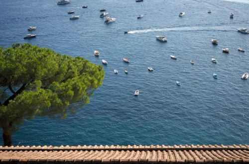 Como encontrar navios de imigrantes italianos para o Brasil: Foto de barcos na costa de Sorrento, cidade italiana próxima a Milão
