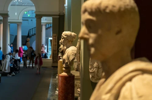 Como estudar na Itália: Foto de pessoas estudando em um museu