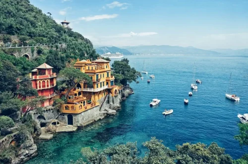 Como estudar na União Europeia com cidadania italiana: Foto de casas à beira-mar na comune de Portofino