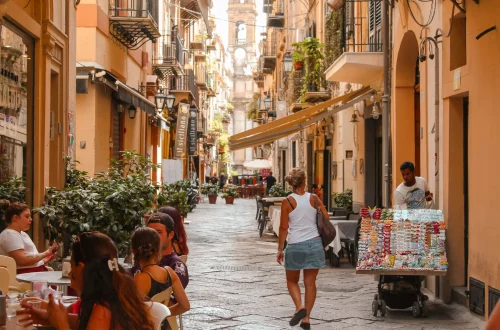 Imagem da movimentação de uma rua na Itália