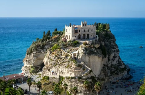 Conheça a Calábria e suas belezas naturais: Foto aérea do Santuario di Santa Maria dell'Isola di Tropea