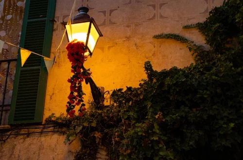 Entenda o significado do corno portafortuna, o malocchio e outras superstições italianas que revelam muito sobre a identidade cultural da Itália.