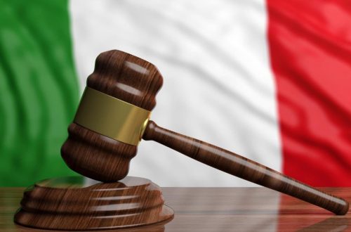 Corte Constitucional da Itália unifica processos de Mântua e Turim: Foto de um martelo de juiz em frente à bandeira italiana