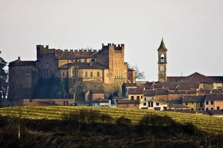 Como funcionavam as cortes medievais italianas e por que elas foram decisivas para a formação política, cultural e social do país.