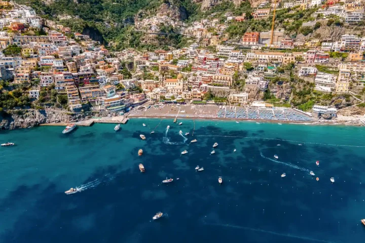 Costa amalfitana: Foto aérea mostrando barcos e a praia de Positano