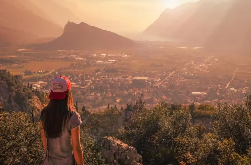 Curiosidades sobre a Itália que você não conhece: Foto de uma pessoa no topo do Monte Colodri, na província italiana de Trento