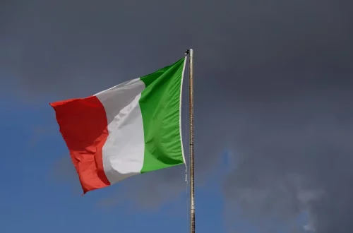 Decreto-Lei nº 36/2025 é aprovado e novas regras para a cidadania italiana: Foto da bandeira italiana