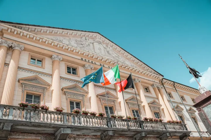 Decreto 36/2025: Foto de um hotel histórico na Itália