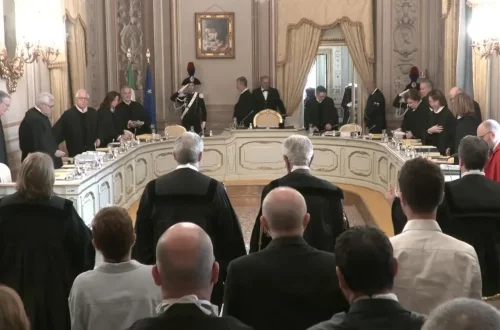 A Corte Constitucional da Itália rejeitou os questionamentos de Turim ao Decreto-Lei n. 36/2025. Entenda o que mudou e o que ainda está em julgamento.