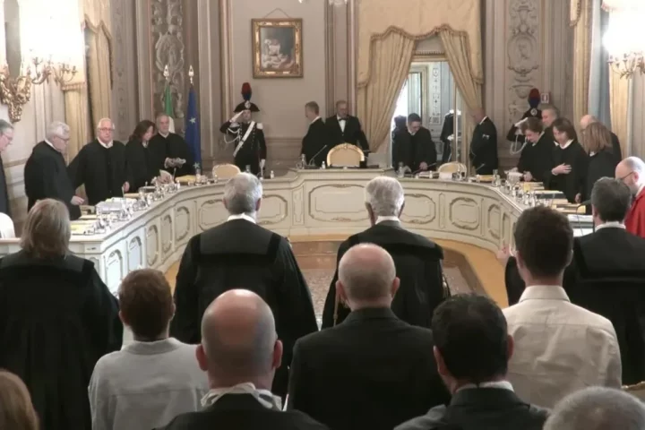 A Corte Constitucional da Itália rejeitou os questionamentos de Turim ao Decreto-Lei n. 36/2025. Entenda o que mudou e o que ainda está em julgamento.