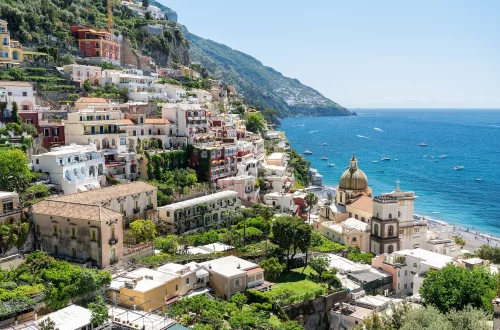 Desconto em viagem para descendentes de italianos: Foto de uma cidade turística na Itália