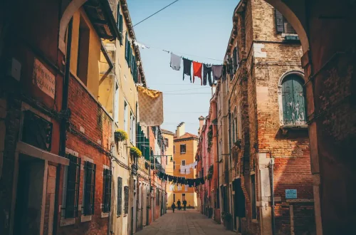Dialetos italianos e sua influência na documentação: Foto de uma rua tranquila em Veneza