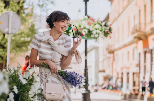 O que é o Dolce Vita: Foto de uma mulher sorrindo pelas ruas de Roma, aproveitando o dia na Itália