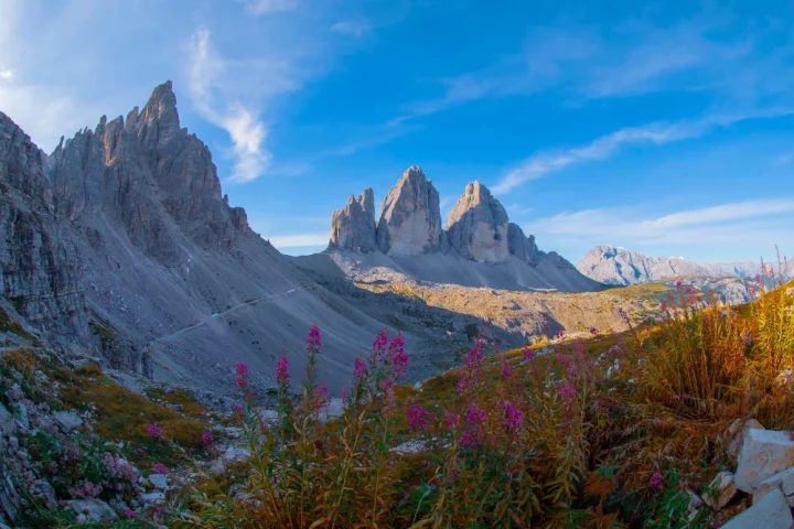 Conheça as Dolomitas na Itália, sua geologia única, fenômeno da Enrosadira, paisagens alpinas e experiências culturais ao longo do ano.