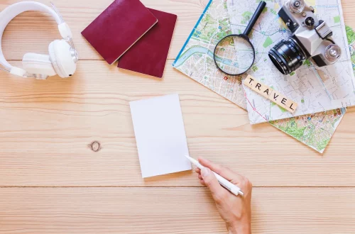 Foto de uma pessoa com dupla nacionalidade na mesa fazendo planos para viagem e escolhendo qual passaporte utilizar