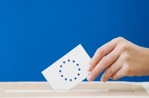 Entenda como funcionam as eleições na Itália: sistema misto, partidos, cargos e níveis de votação. Veja como o processo político influencia o país.