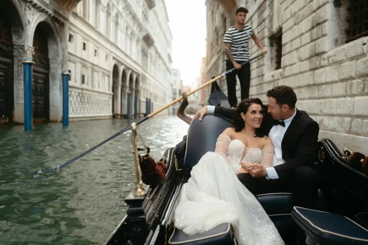 Cidadania italiana por casamento em 2025: Foto de um casal aproveitando um passeio romântico em Veneza