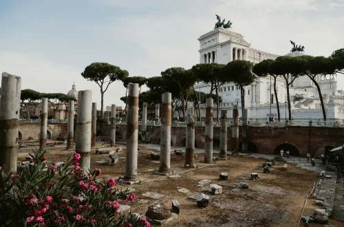 ETIAS: Foto de turistas nas ruínas do forúm romano, aproveitando uma viagem pela Itália