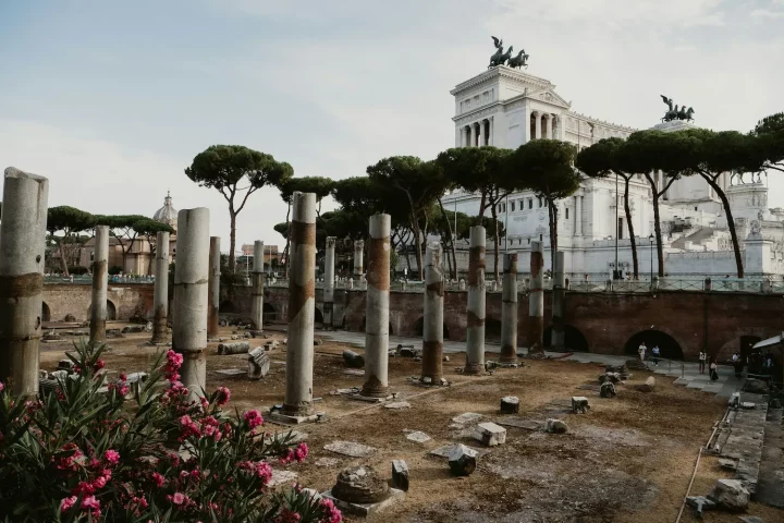 ETIAS: Foto de turistas nas ruínas do forúm romano, aproveitando uma viagem pela Itália