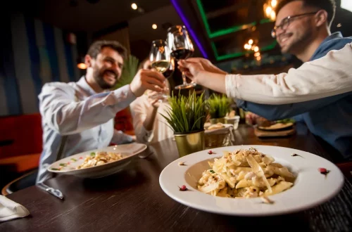 Guia completo de etiqueta e costumes italianos: cumprimentos, mesa, pontualidade, trabalho e diferenças regionais para quem vai visitar a Itália.