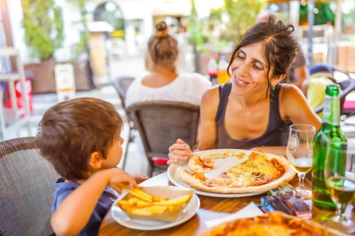 Etiqueta italiana à mesa: entenda costumes, uso de talheres, comportamento social e a ordem correta das refeições na Itália.