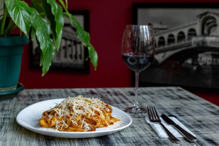 Descubra o significado do fare a scarpetta, tradição italiana de limpar o prato com pão, e outros gestos que revelam a alma da cultura italiana.