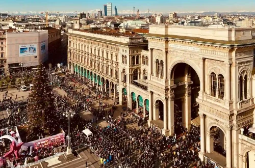 Feriados Italianos: Foto de pessoas comemorando o feriado em Milão, em frente à Galeria Vittorio Emanuele II