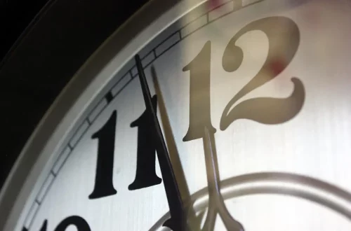 Saiba tudo sobre o fuso horário na Itália, diferenças com o Brasil e dicas para planejar sua viagem sem imprevistos.