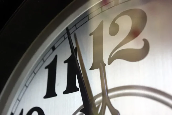 Saiba tudo sobre o fuso horário na Itália, diferenças com o Brasil e dicas para planejar sua viagem sem imprevistos.