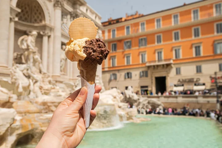 Gelato no inverno na Itália: entenda por que italianos comem gelato no frio, sabores típicos da estação e o papel cultural do hábito.