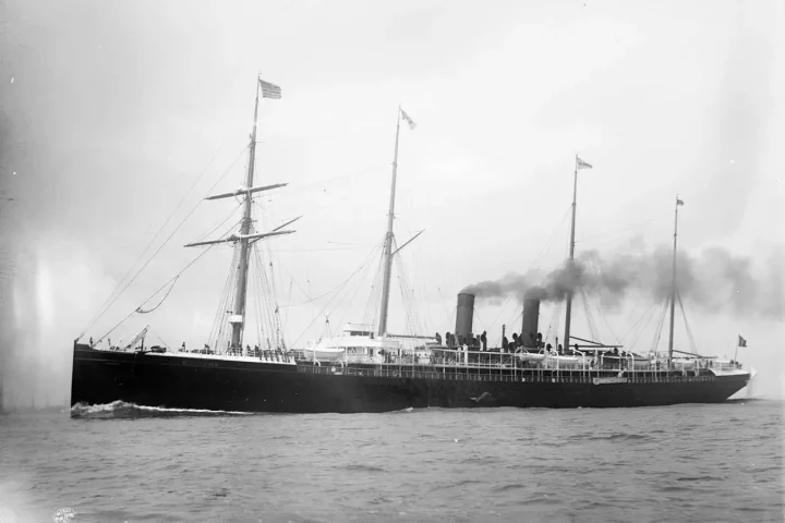 A história da Grande Imigração dos italianos: foto do navio Vapor SS La Bretagne, responsável pelo transporte de imigrantes italianos para Santa Catarina