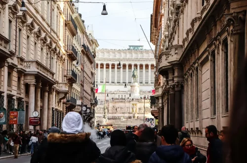 Grande naturalização Italiana: Pessoas andando pelas ruas de Roma