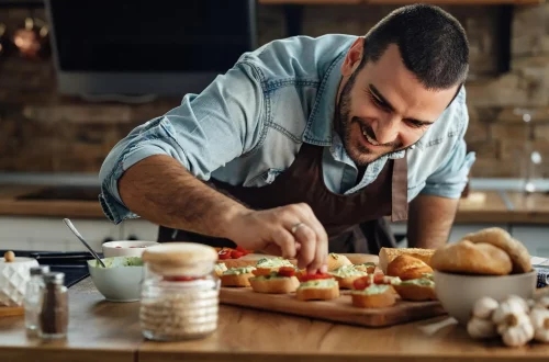 historia-comida-italiana-evolucao-gastronomica História da comida italiana e sua evolução gastronômica: Foto de um cozinheiro italiano preparando uma entrada tradicional