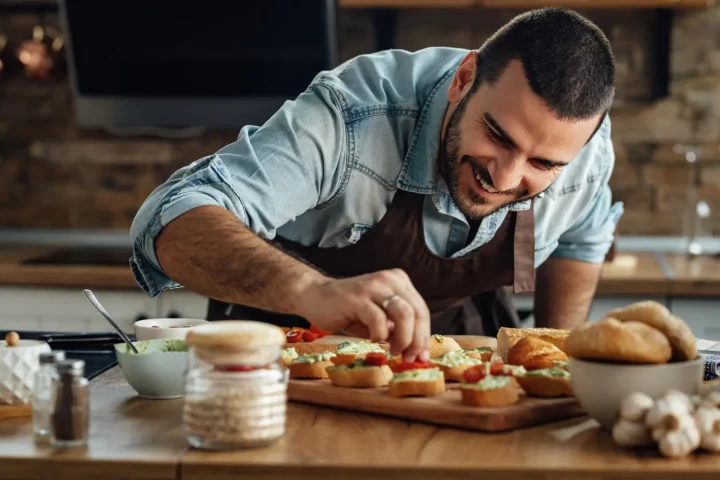 História da comida italiana e sua evolução gastronômica: Foto de um cozinheiro italiano preparando uma entrada tradicional