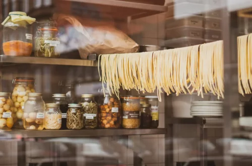 Foto de massa de macarrão e temperos utilizados no preparo de comida italiana