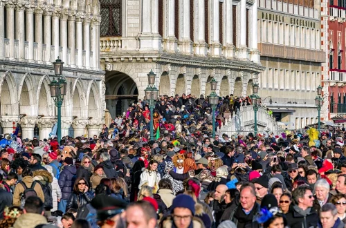 Entenda como funciona o humor italiano — da commedia dell'arte aos trocadilhos regionais, do exagero físico à ironia do cotidiano.