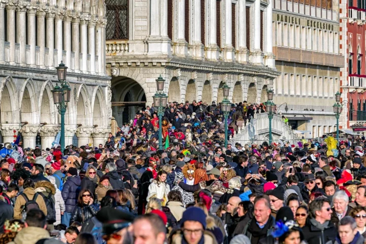 Entenda como funciona o humor italiano — da commedia dell'arte aos trocadilhos regionais, do exagero físico à ironia do cotidiano.