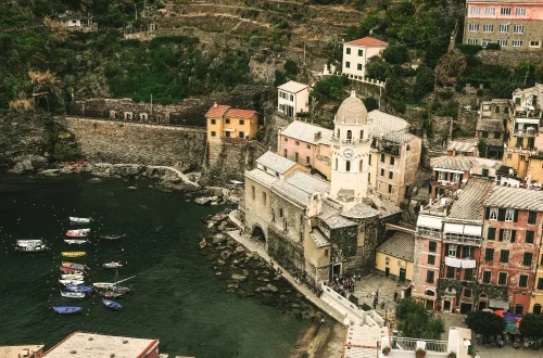 Descubra o que são "I Borghi più belli d'Italia", seus critérios de seleção, distribuição regional e as principais atrações dessas vilas medievais.