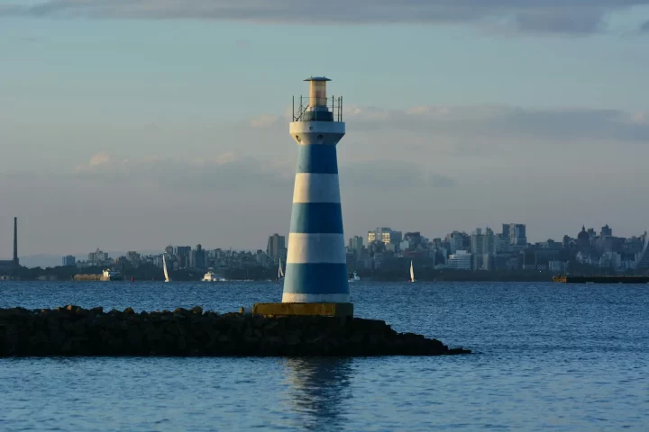 Como foi a imigração italiana no Rio Grande do Sul: Foto de um farol com a cidade de Porto Alegre ao fundo