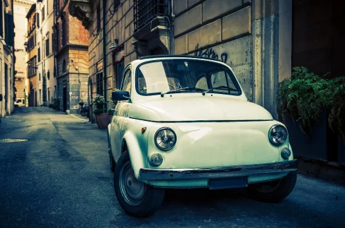 A história da indústria automotiva italiana: da fundação da Fiat em 1899 à Ferrari, Lamborghini e os desafios do século XXI.