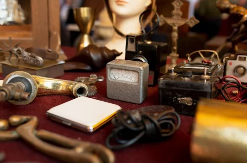 Invenções italianas como o rádio, a bateria e o telescópio moldaram o mundo moderno. Conheça o gênio científico da Itália e sua herança viva.