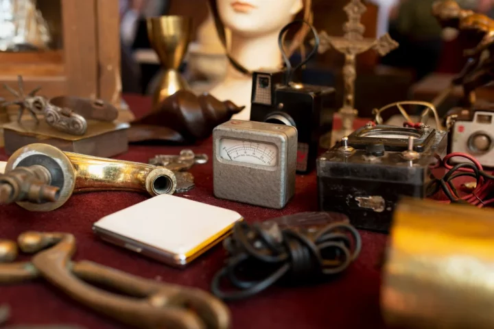 Invenções italianas como o rádio, a bateria e o telescópio moldaram o mundo moderno. Conheça o gênio científico da Itália e sua herança viva.
