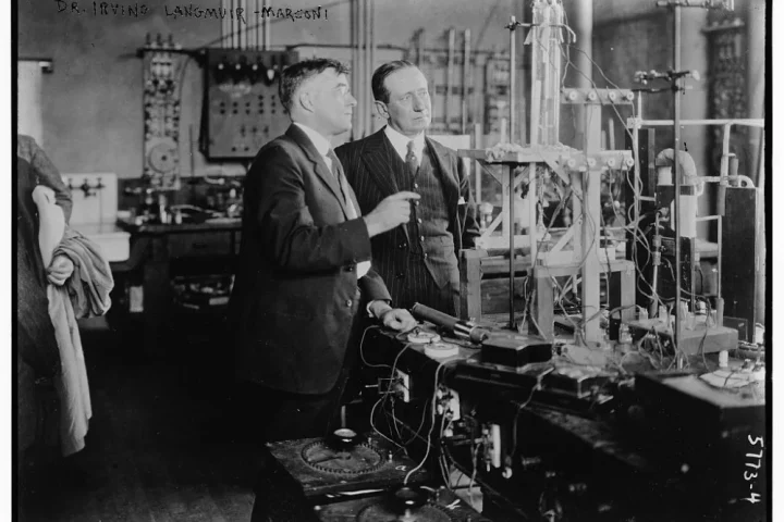 Conheça os inventores italianos esquecidos pela história: de Meucci ao telefone até Perotto e o primeiro computador pessoal do mundo.