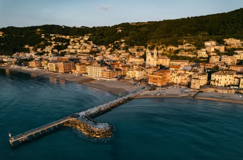 Iure sanguinis: Foto aérea de Laigueglia, cidade na província de Savona